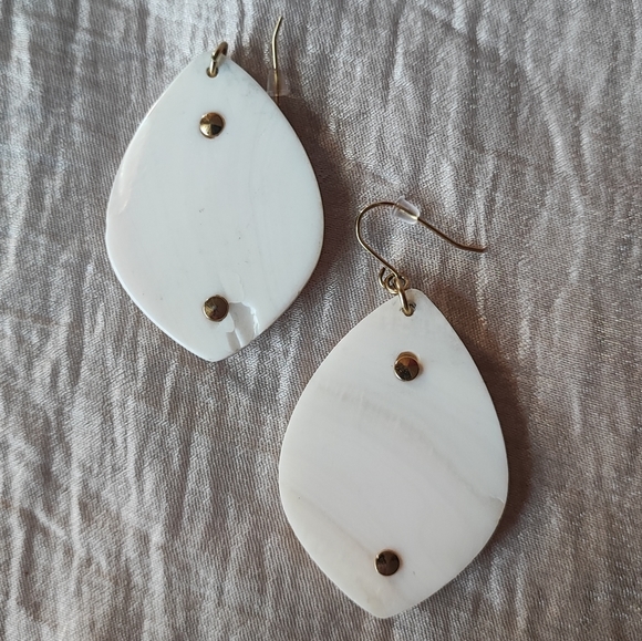 Carolee New York Mother of Pearl Faux Turquoise Seafoam Stones Pierced Earrings - Picture 11 of 13